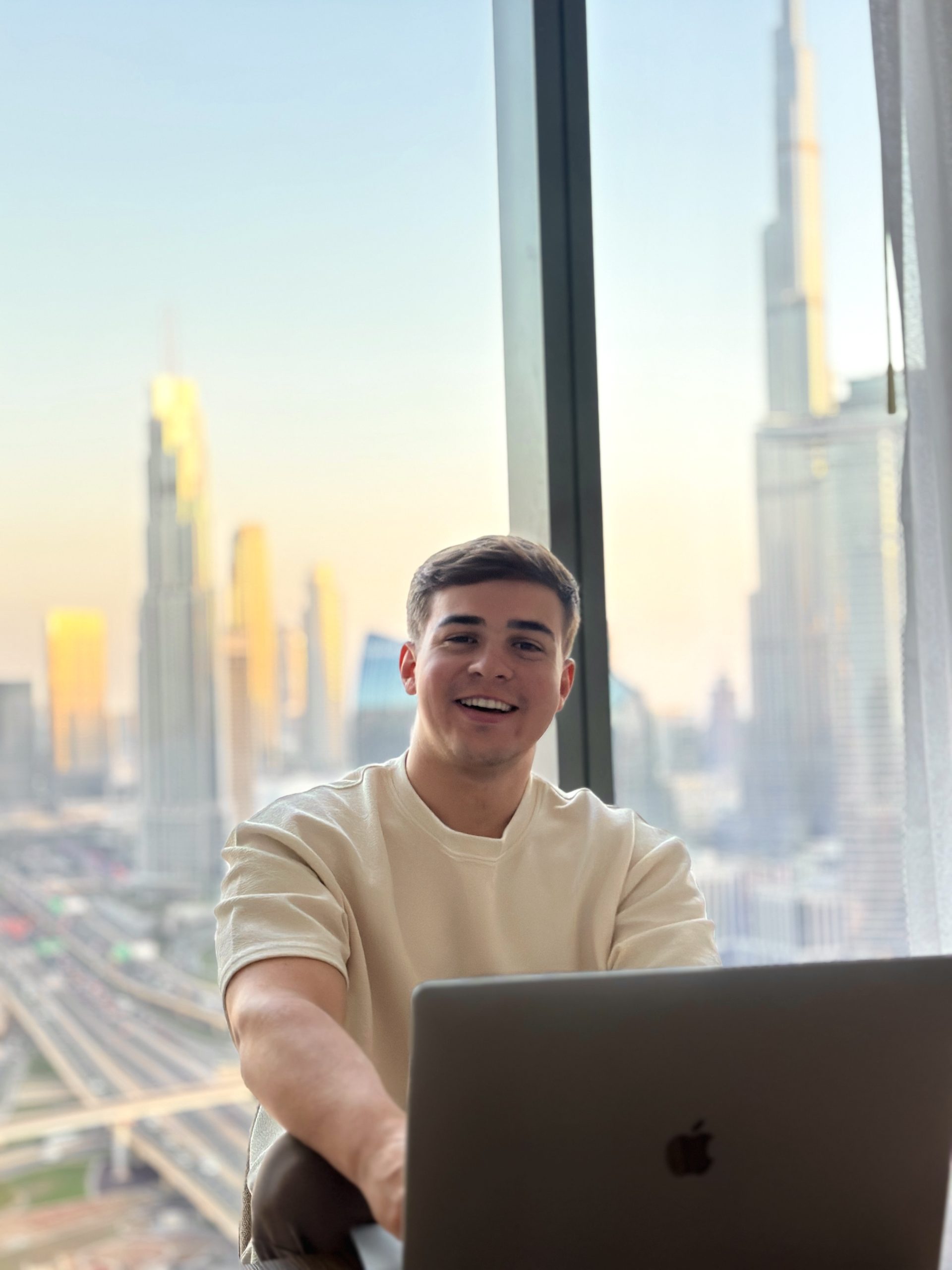 Persona revisando trading en el móvil